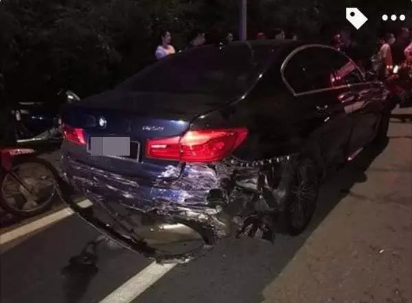 巴士撞擊路邊漢堡攤和撞傷小販後,竟想撞了逃,結果連環撞擊7輛轎車,還遭傷者家人追捕圍毆洩憤