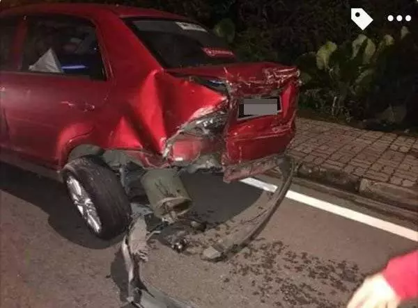 巴士撞擊路邊漢堡攤和撞傷小販後,竟想撞了逃,結果連環撞擊7輛轎車,還遭傷者家人追捕圍毆洩憤