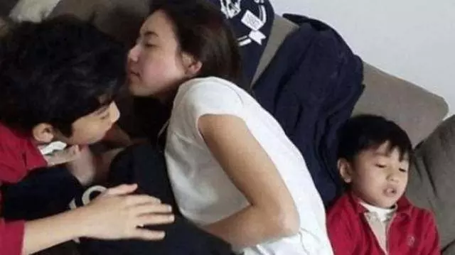張柏芝有3張照片,謝霆鋒一直不敢看,看一次網友就會流淚
