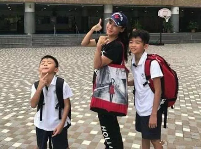 張柏芝有3張照片,謝霆鋒一直不敢看,看一次網友就會流淚