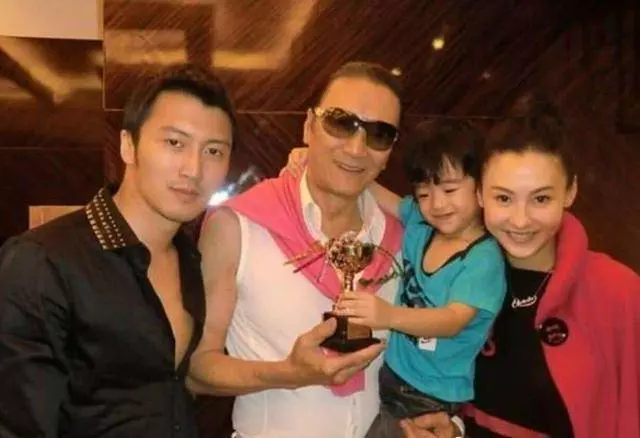 張柏芝有3張照片,謝霆鋒一直不敢看,看一次網友就會流淚