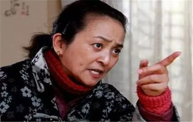 婚後常補貼娘家,婆婆重病回去找弟弟借錢,他說的話讓我愣住了