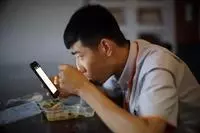 丈母娘生日我給五千紅包,回家看到微信群消息,我愣得說不出話