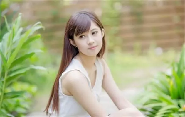 生了女兒,婆婆笑眯眯的獎勵我兩萬塊,隔天聽到對話我淚流不止