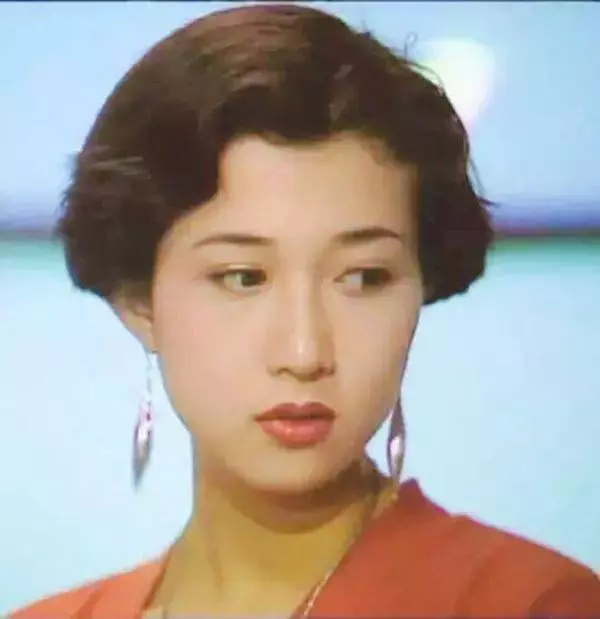 成龍19歲女兒「淪為乞丐」:毀掉她的只是可怕的原生家庭嗎?