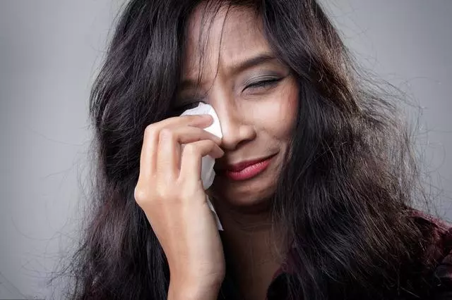 大哥再婚,我瞞著老公給三萬,回家女兒跟我說一話,我後悔不已