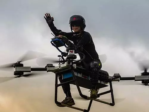 賣房搞無人機失敗後 他騎摩哆飛上了天