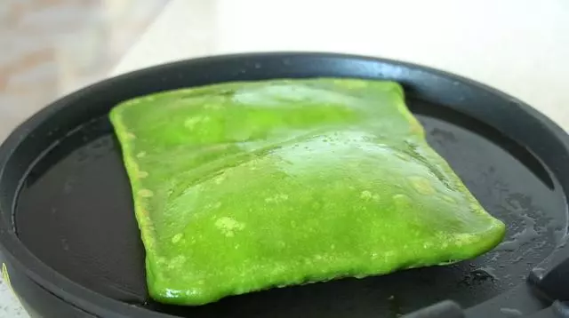 早餐想吃雞蛋灌餅,多做一些這樣的餅坯凍起來,5分鐘就能做好