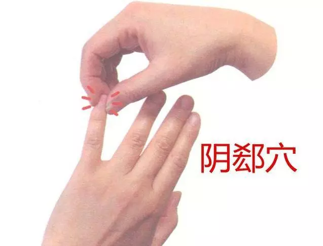 睡前這樣敲手掌36下,刺激十二經絡,降血糖,改善胸悶,頭不痛腳不麻,還能預防腦中風
