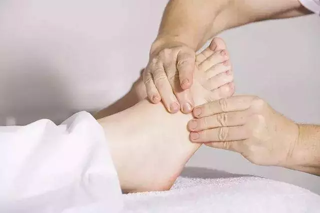每天雙腳這樣拍10分鐘,效果比泡腳有效