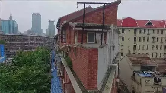 一家三口擠住7.5坪的紙片屋毫無生活品質,經過台男設計師逆天大改造後讓人都想住