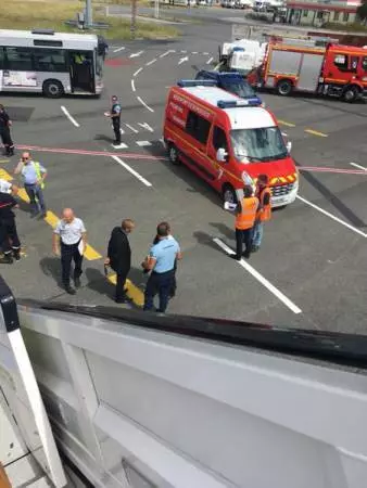 客機失壓 急降3萬呎 乘客耳鼻出血