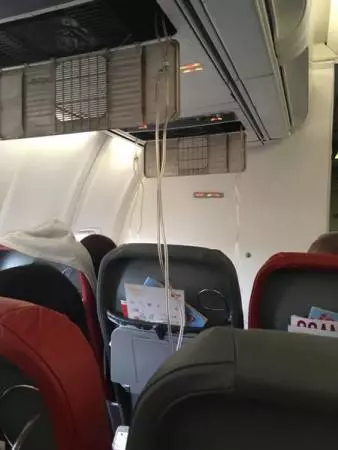 客機失壓 急降3萬呎 乘客耳鼻出血