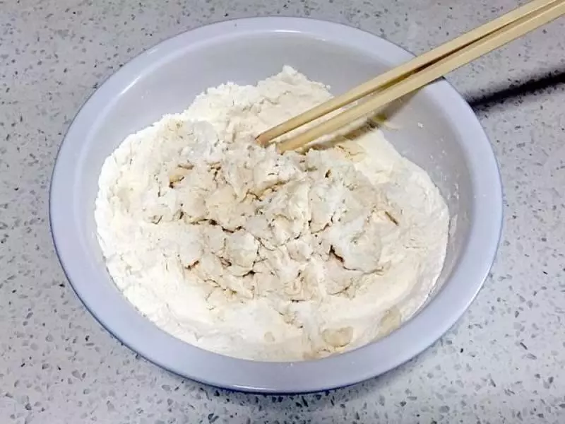 這樣做出來的家常餅放2天也不會發硬,只因為和麵加了一個小技巧,酥香滿口,吃後流連忘返
