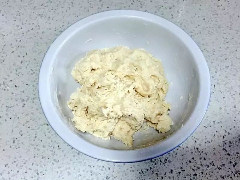 這樣做出來的家常餅放2天也不會發硬,只因為和麵加了一個小技巧,酥香滿口,吃後流連忘返