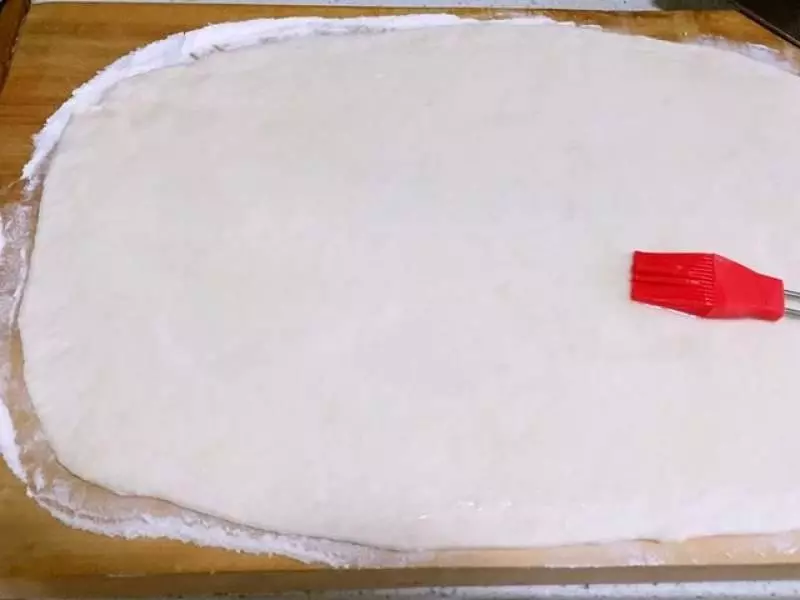 這樣做出來的家常餅放2天也不會發硬,只因為和麵加了一個小技巧,酥香滿口,吃後流連忘返