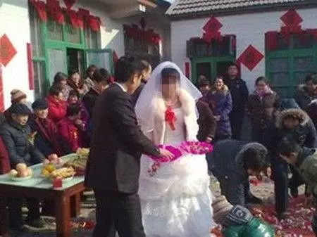 我因殘疾娶個啞巴媳婦,新婚之夜她藏到洗手間,掀開被子我發現一樣東西,迅速報警