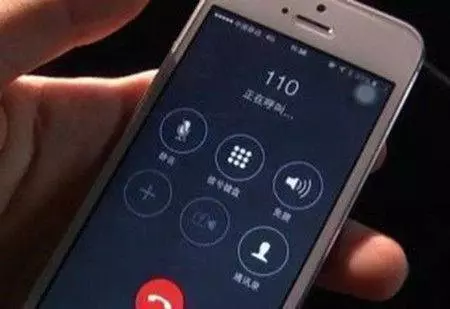 我因殘疾娶個啞巴媳婦,新婚之夜她藏到洗手間,掀開被子我發現一樣東西,迅速報警