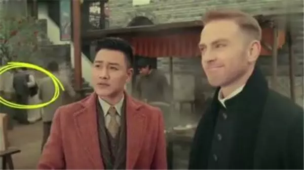 讓人笑瘋的影視一瞬間,比穿幫鏡頭還爆笑的「亮點」,臨演根本是來砸場的嘛!