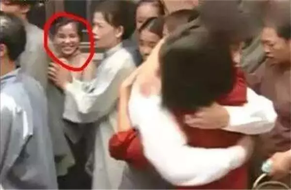 讓人笑瘋的影視一瞬間,比穿幫鏡頭還爆笑的「亮點」,臨演根本是來砸場的嘛!