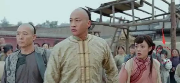 讓人笑瘋的影視一瞬間,比穿幫鏡頭還爆笑的「亮點」,臨演根本是來砸場的嘛!