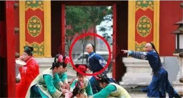 讓人笑瘋的影視一瞬間,比穿幫鏡頭還爆笑的「亮點」,臨演根本是來砸場的嘛!