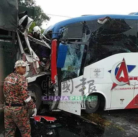巴士與羅厘相撞 逾十名乘客受傷