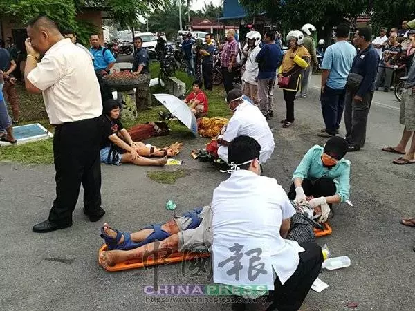 巴士與羅厘相撞 逾十名乘客受傷