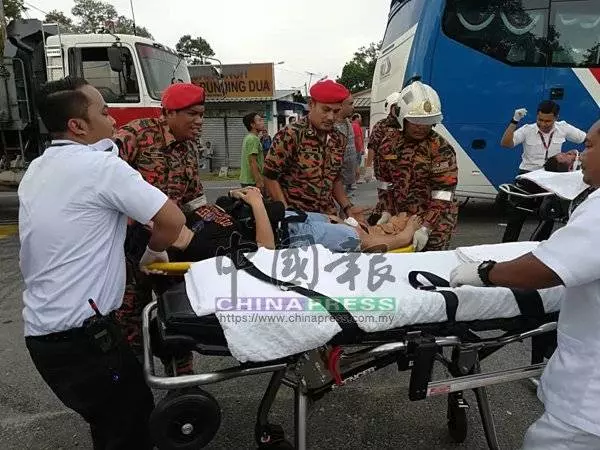 巴士與羅厘相撞 逾十名乘客受傷