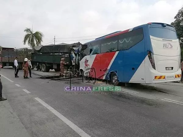 巴士與羅厘相撞 逾十名乘客受傷