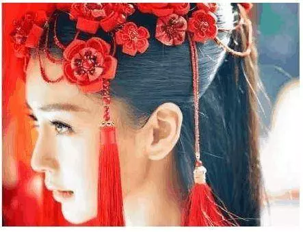 楊冪側顏打100分,迪麗熱巴側顏打100分,她側顏打500分都不算多