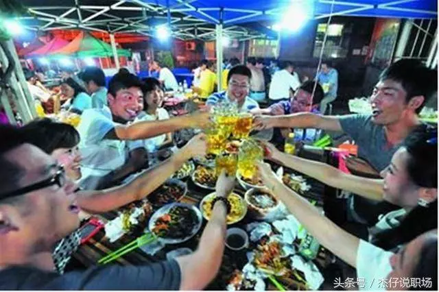 同學聚會AA制,同學多收了我的錢,我二話沒說做了一件事
