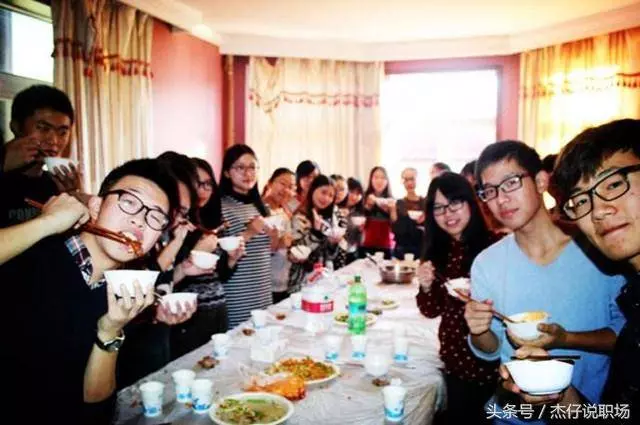 同學聚會AA制,同學多收了我的錢,我二話沒說做了一件事