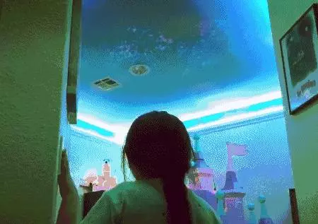 7歲女兒的房間,被老爸爆改成迪士尼樂園,養恐龍、放煙花,這個老爸太可愛
