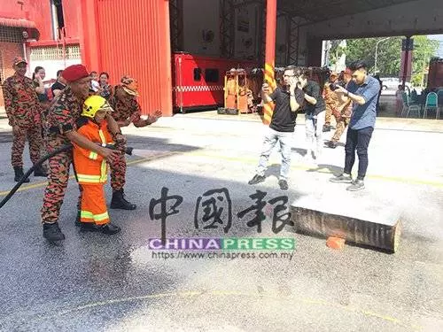 當一天消拯員 7歲癌童圓夢樂開懷