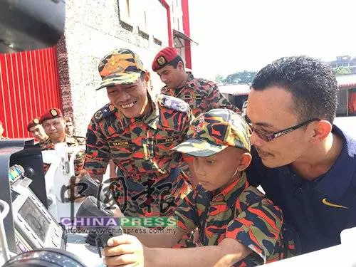 當一天消拯員 7歲癌童圓夢樂開懷
