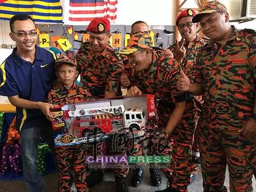 當一天消拯員 7歲癌童圓夢樂開懷