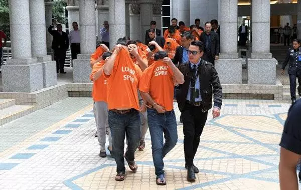 15嫌犯延扣令今到期 疑挪用大選經費 17人全獲保外