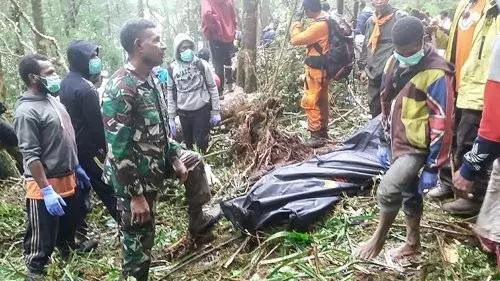 印尼小飛機墜毀 8人死12歲男童生還