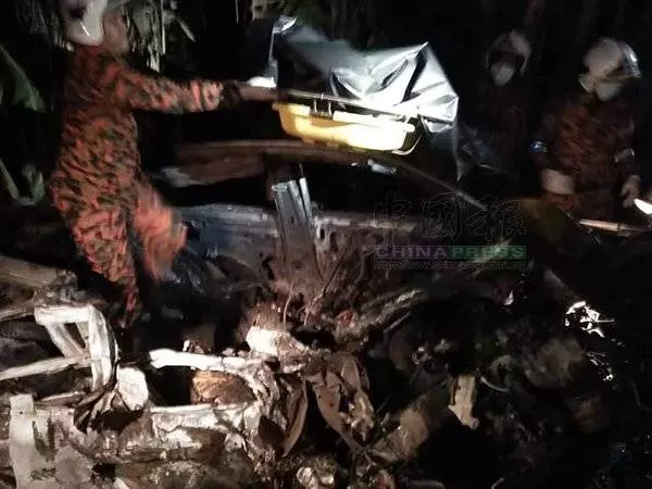 轎車猛撞羅厘 一家三口被燒成焦屍