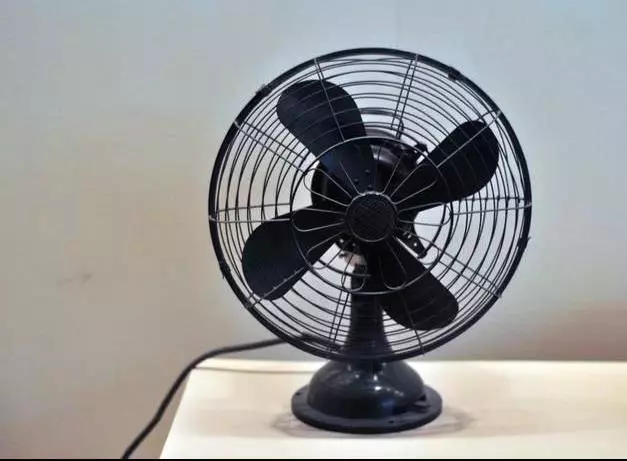 電風扇髒又多灰怎麼清洗?別急著收納,教你一招,風扇一塵不染!