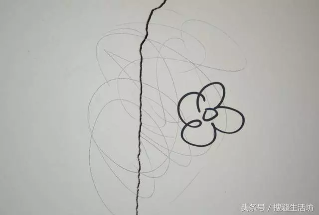 白牆上有裂縫了怎麼辦?教你一招,3分鐘裂縫自動消失!