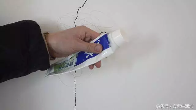 白牆上有裂縫了怎麼辦?教你一招,3分鐘裂縫自動消失!