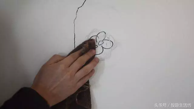 白牆上有裂縫了怎麼辦?教你一招,3分鐘裂縫自動消失!
