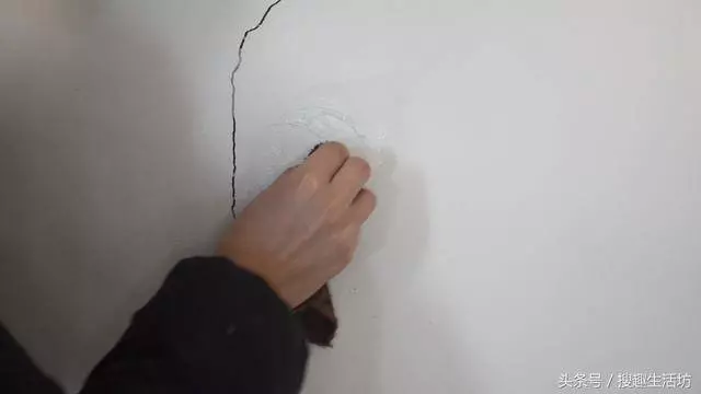 白牆上有裂縫了怎麼辦?教你一招,3分鐘裂縫自動消失!