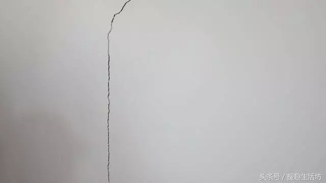 白牆上有裂縫了怎麼辦?教你一招,3分鐘裂縫自動消失!