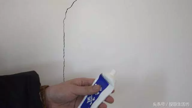 白牆上有裂縫了怎麼辦?教你一招,3分鐘裂縫自動消失!