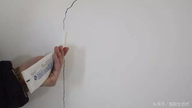 白牆上有裂縫了怎麼辦?教你一招,3分鐘裂縫自動消失!