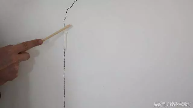 白牆上有裂縫了怎麼辦?教你一招,3分鐘裂縫自動消失!