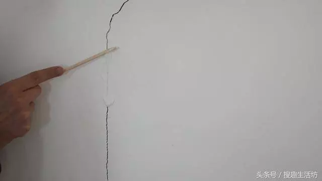 白牆上有裂縫了怎麼辦?教你一招,3分鐘裂縫自動消失!